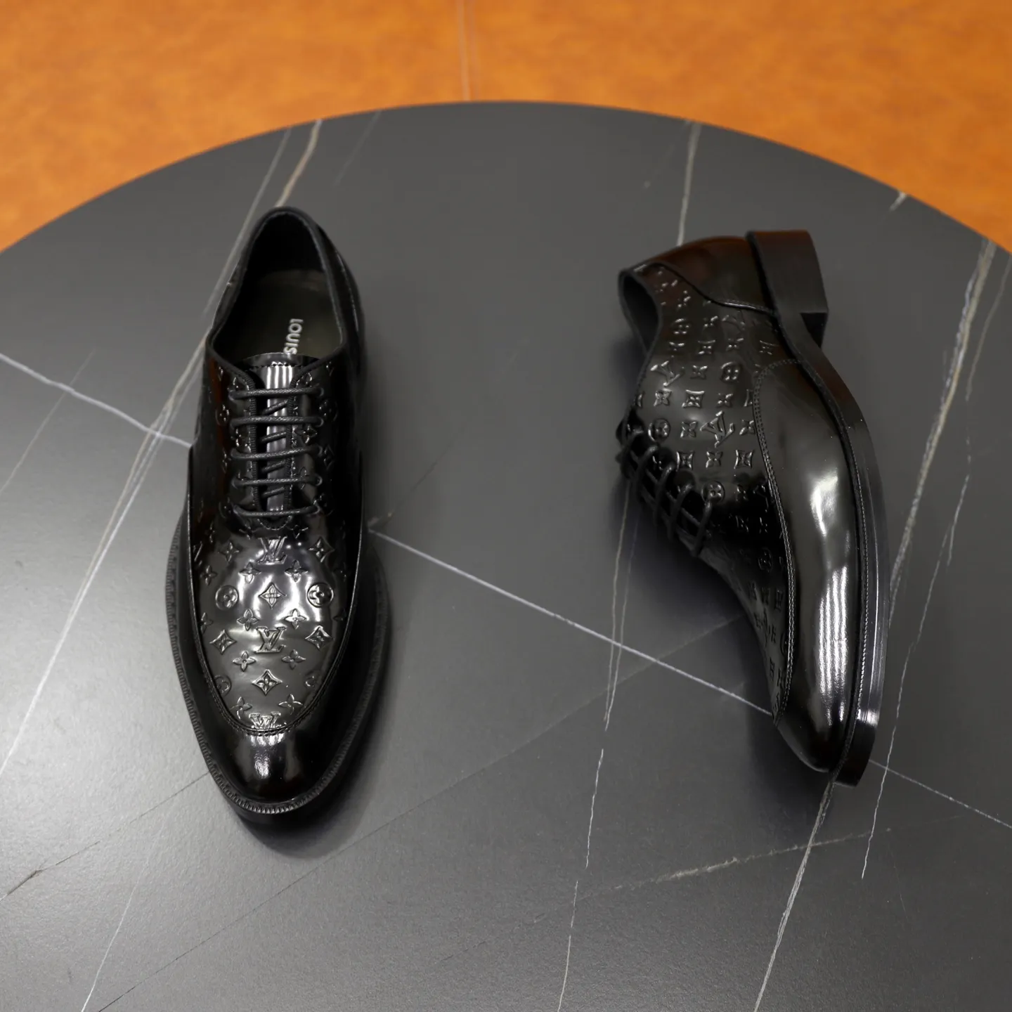 Men's shoes: 280🙅‍♂️🙅‍♂️🙅‍♂️Niuli Brand: LV Louis Vuitton Size: 39-44 (38, 45, 46 can be customized) Level: Counter classic Material: Original soft cowhide upper Comfortable cowhide lining Original lightweight outsole Style category: Formal business casual driving leather shoes Color: Color of the actual picture